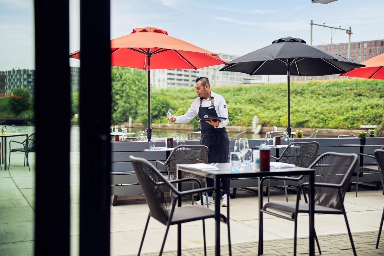 Inntel Hotels Amsterdam Landmark Екстериор снимка A waiter serving wine at a restaurant