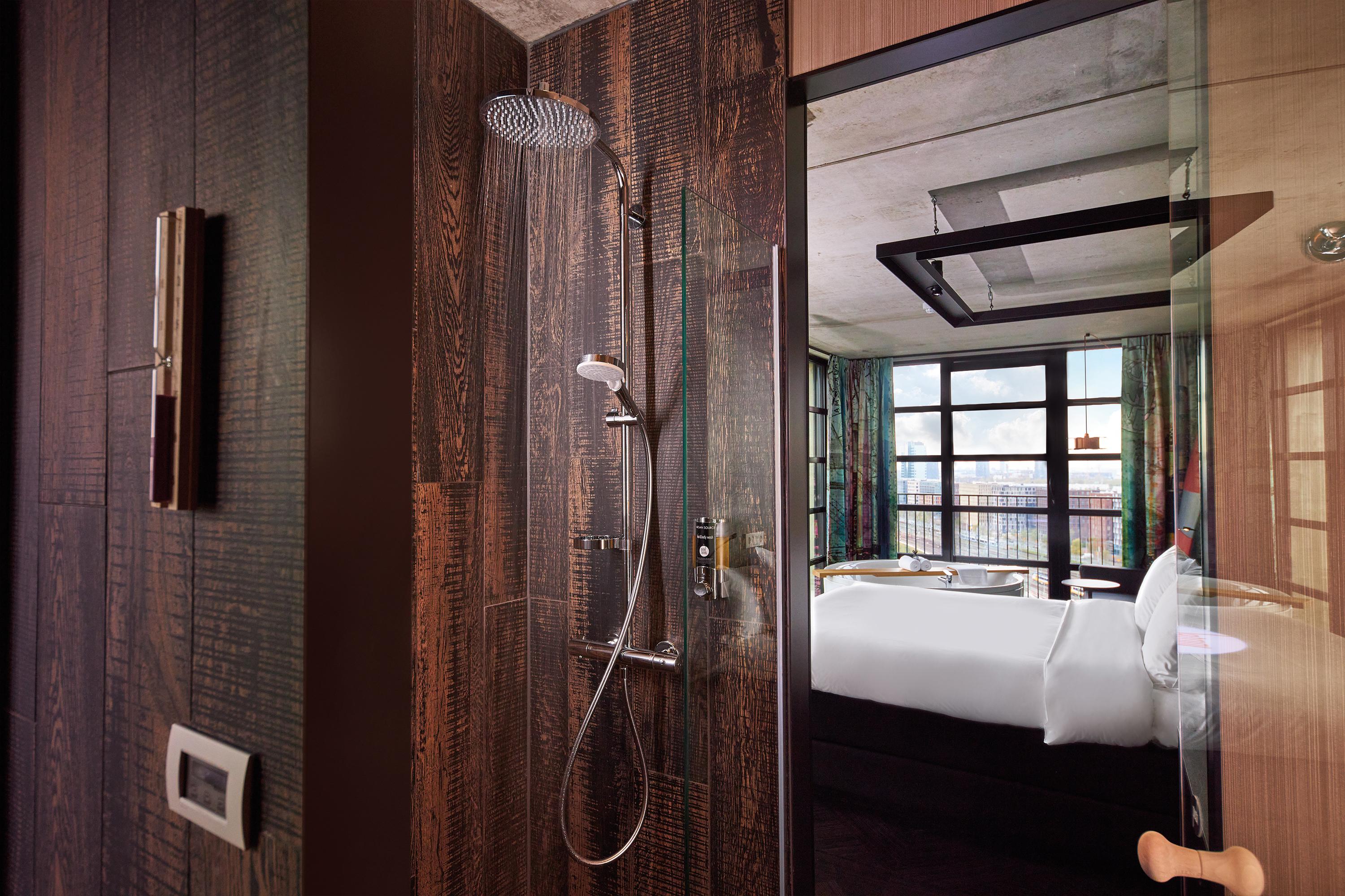 Inntel Hotels Amsterdam Landmark Екстериор снимка Shower in a room at the hotel