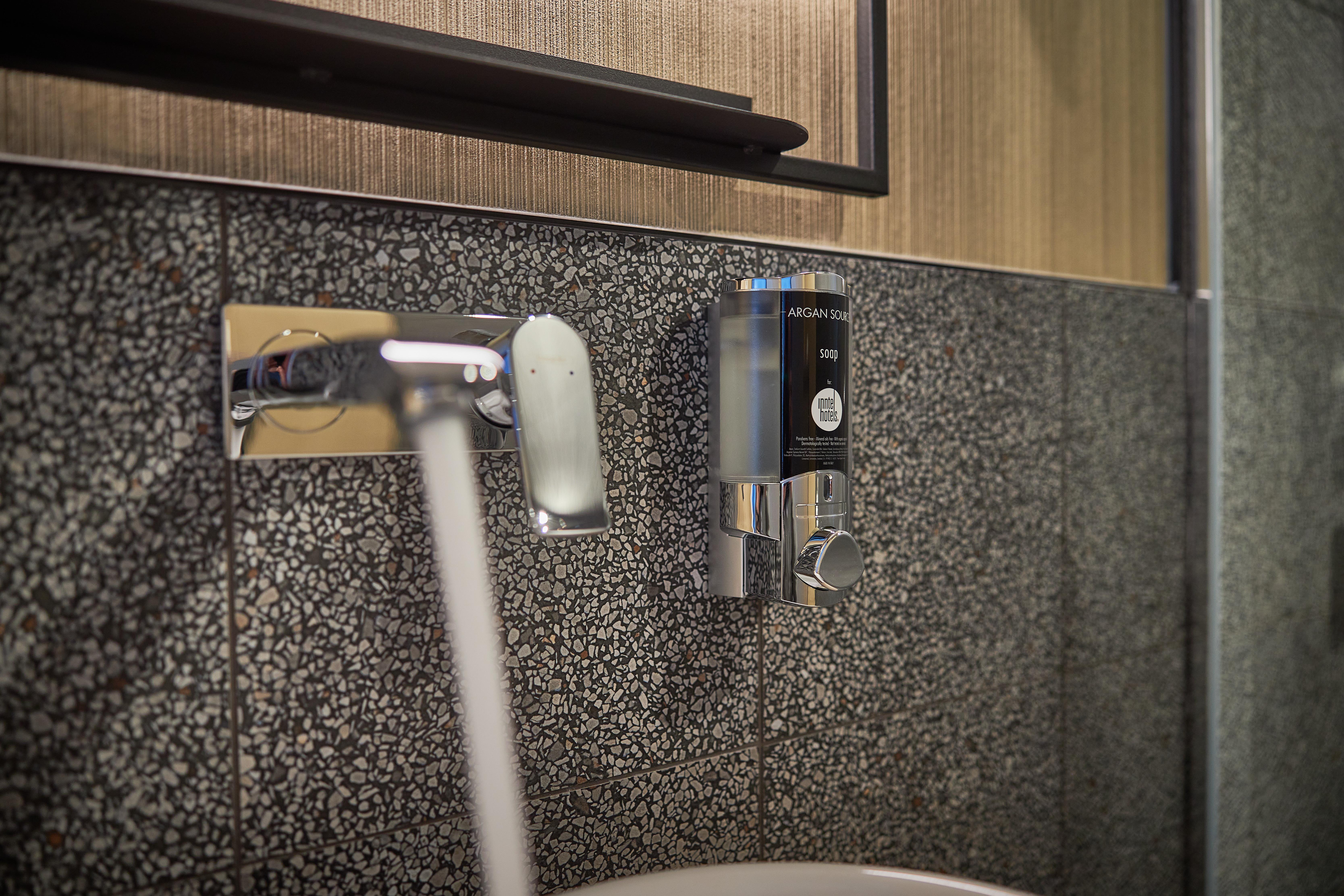 Inntel Hotels Amsterdam Landmark Екстериор снимка Argan soap dispenser